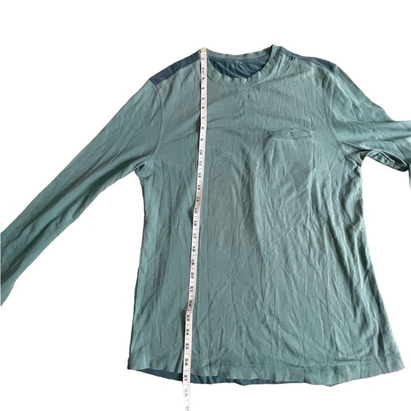 Men’s Lululemon long sleeved t-shirt with pocket. Two tone teal. Measures S. - Picture 7 of 7